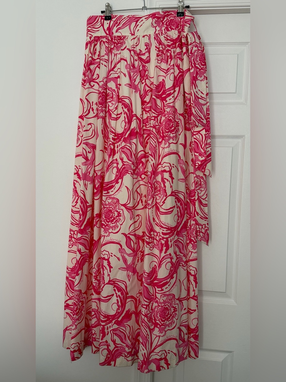 EUC Lilly Pulitzer GOOP Maxi Skirt with Hot Pink Floral Print. KISS kiss. Size 8